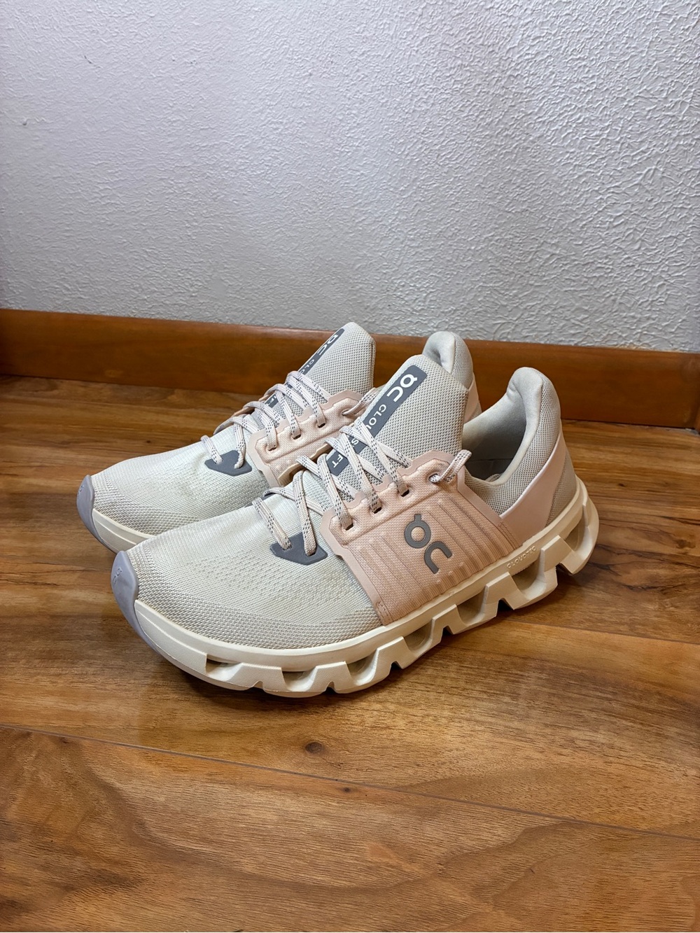 On Cloud Women’s Cloudswift Athletic Running Sneakers, white/lily- size 10.5